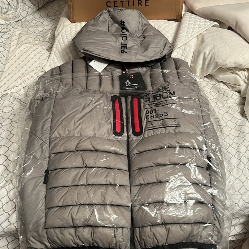 3 MONCLER GRENOBLE
Men's Gray Monthey - Short Down Jacket